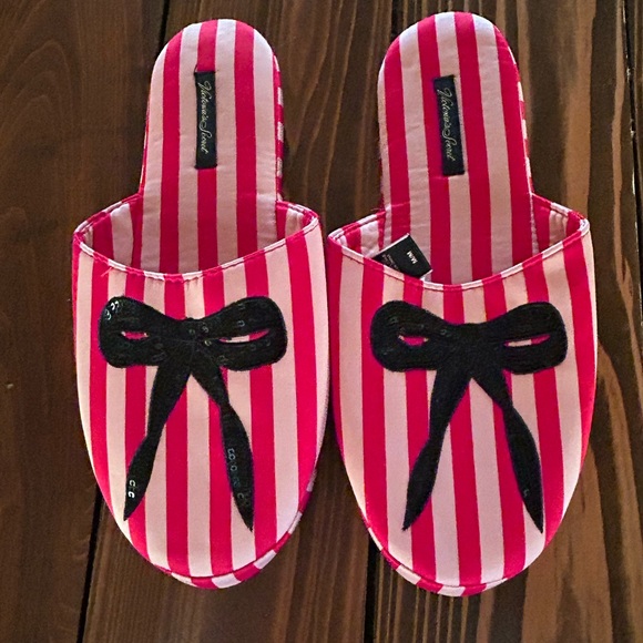 NWOT Victoria’s Secret Striped Slippers. Size Medium. Never worn. - Picture 2 of 6